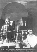  1908 Pierre et Marie Curie dans leur camion_new.jpg 